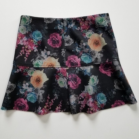NEW! RED by Saks 5th Ave Floral Scuba Mini Skirt S. - Picture 6 of 8